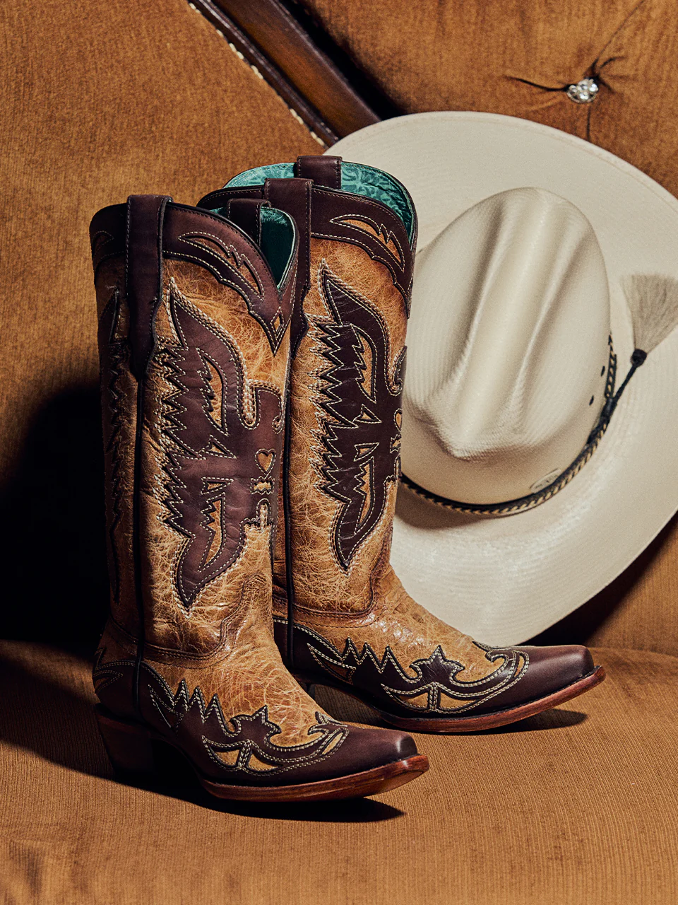 A4889 - WOMEN'S CHOCOLATE EAGLE OVERLAY SAND SNIP-TOE COWBOY BOOT - Image 4