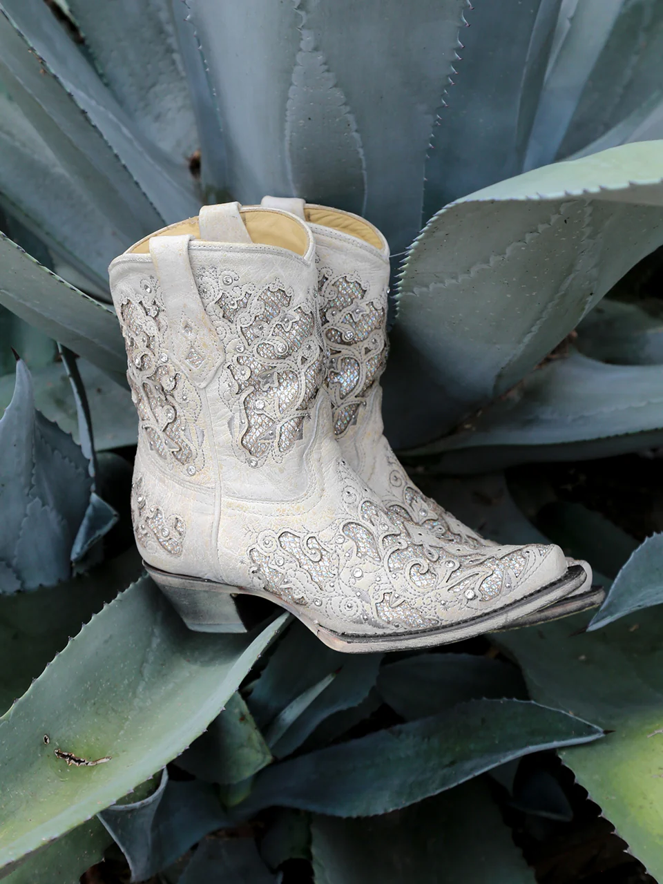 A3550 - WOMEN'S WHITE GLITTERED INLAY AND CRYSTALS SNIP TOE WEDDING COWBOY BOOTIE - Image 3